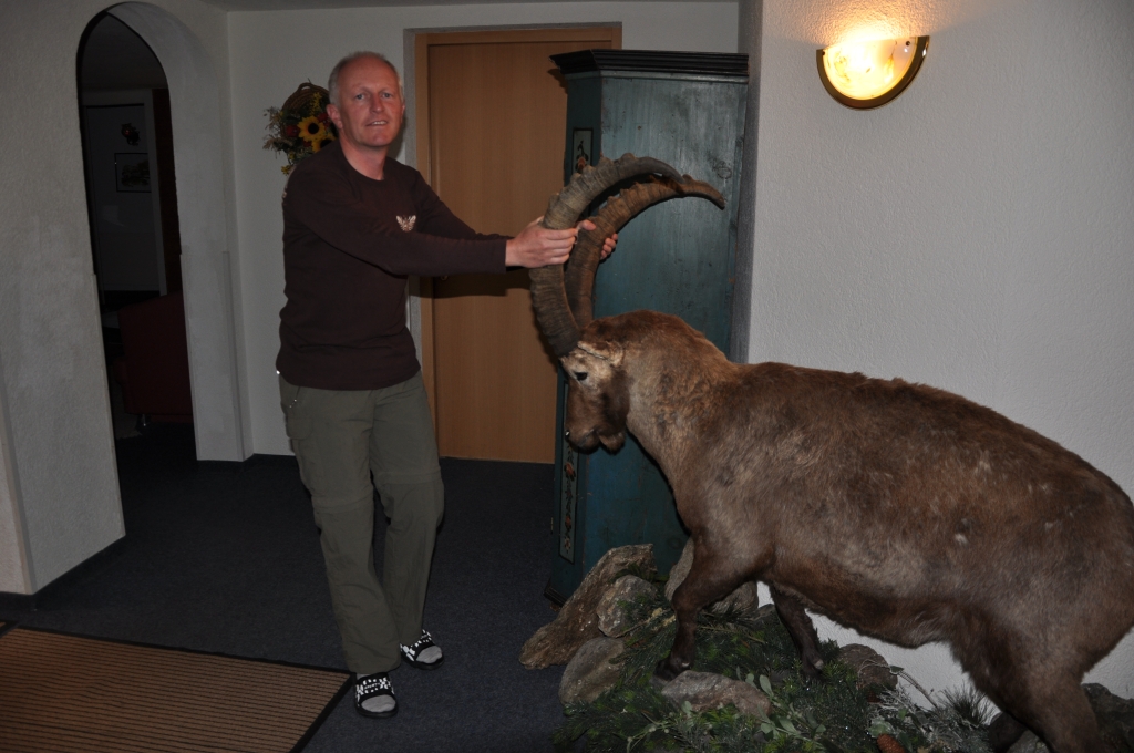 Im Hotel in Praxmar. Jörg findet, daß der Steinbock auch im ausgestopften Zustand noch nach Ziegenbock rieche.