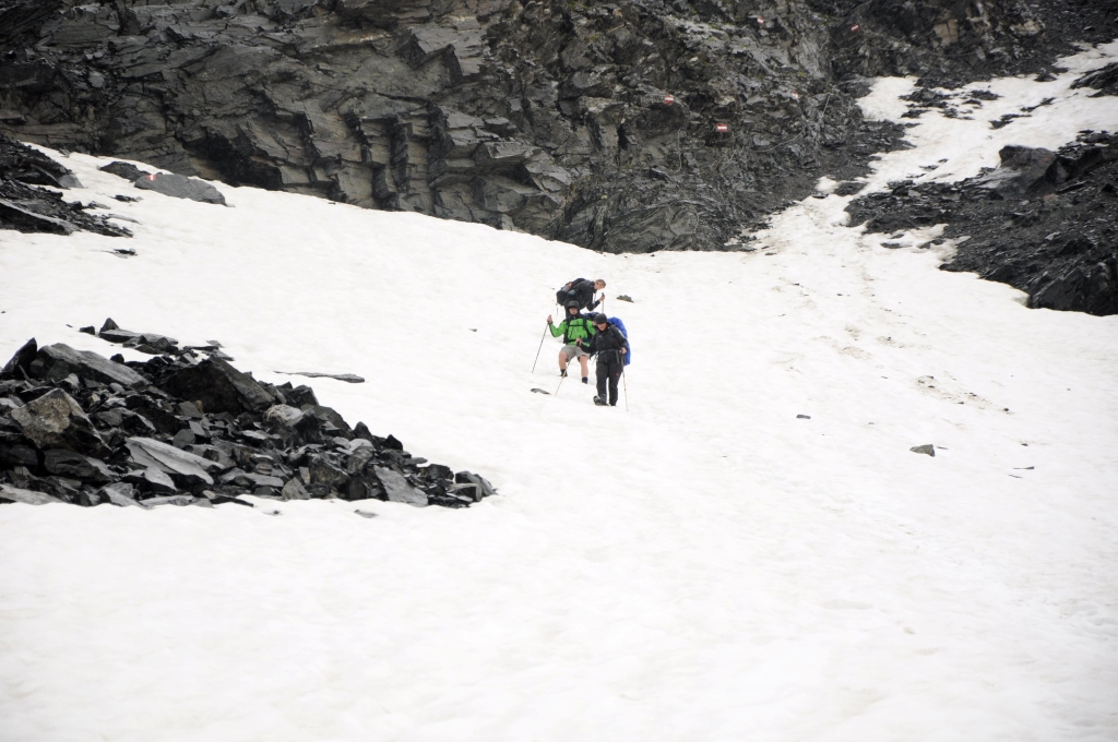 Abstieg auf der Nordseite der Zischgenscharte. Ich fahre (nur mit meinen Wanderschuhen) Schi und bin schnell unten, allerdings bleibt einer meiner Stöcke im Schnee stecken und knickt ab.