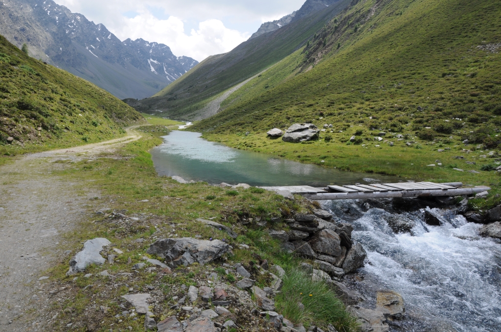 Ich kann nicht widerstehen und bade im Zwieselbach. Das Wasser ist schneidend kalt und der Grund ist trotz fehlender Wasserpflanzen glitschig.