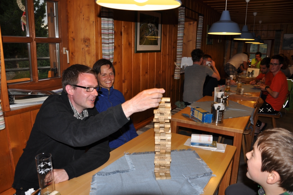 Auf der Hütte: Wir spielen Jenga.