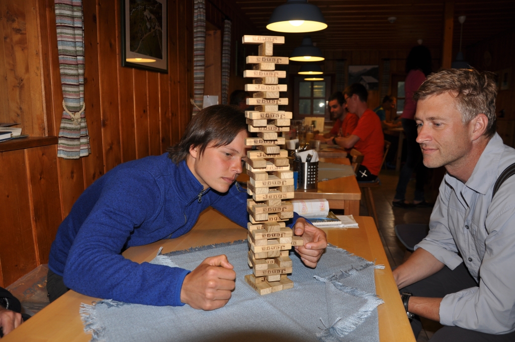 Auf der Hütte: Wir spielen Jenga. Hier Steffi und Christoph.