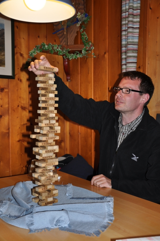 Auf der Hütte: Wir spielen Jenga bis zum Umfallen.