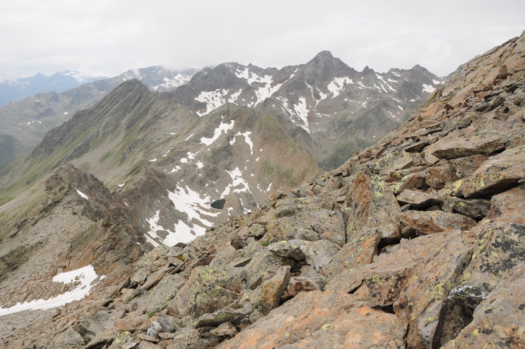 Blick von der Kraspesspitze nach Westen hinunter zur Finstertalscharte. Nördlich der Scharte ein kleiner See, jedoch nicht so blau wie der Kraspessee.