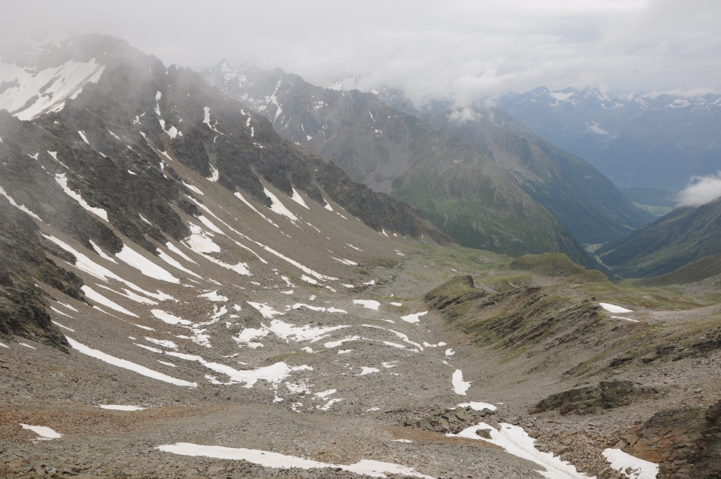 Blick von der Kraspesspitze durch das Weite Kar ins Zwieselbachtal und letztendlich ins Ötztal.